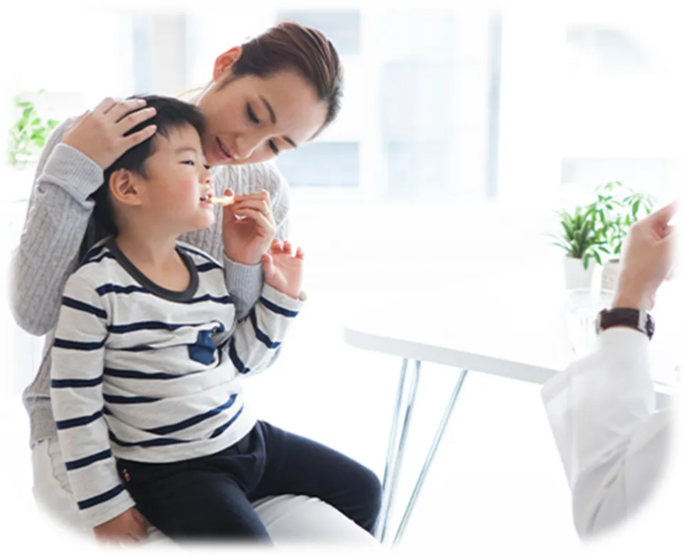 子供の歯を磨く母親