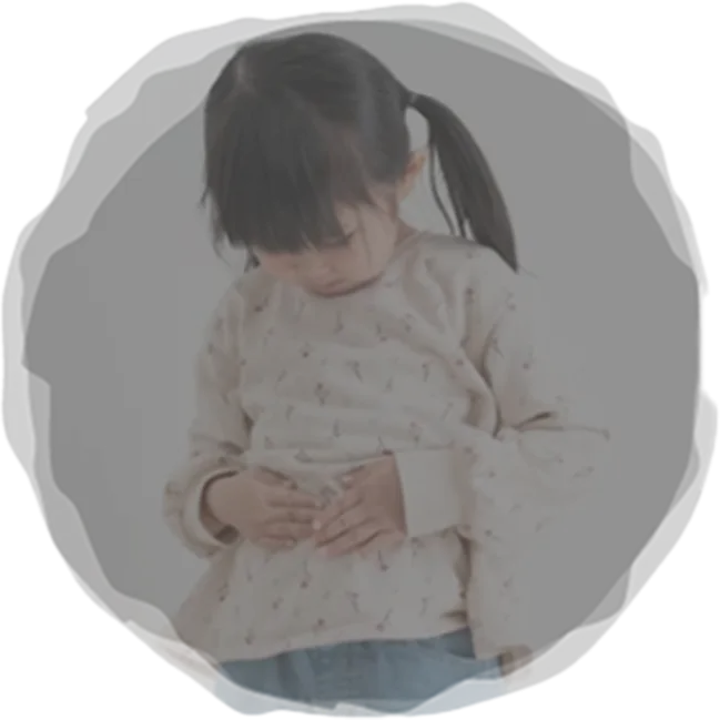 お腹をさすっている子