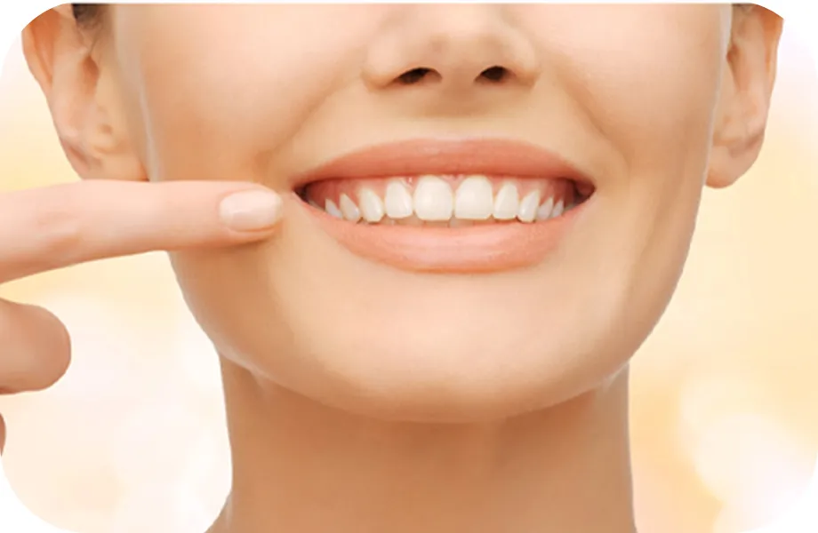 口を指さしている女性